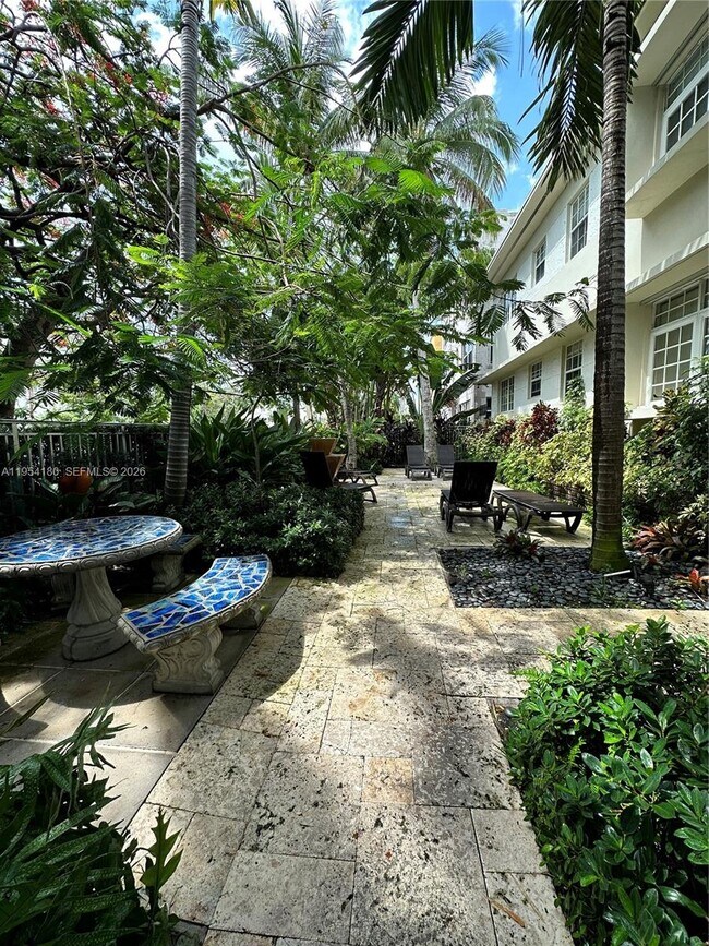 1330 Drexel Ave in Miami Beach, FL - Building Photo - Building Photo