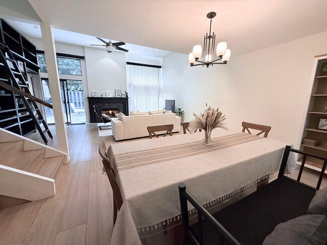 1925 S Beverly Glen Blvd, Unit Navarro in Los Angeles, CA - Building Photo - Building Photo