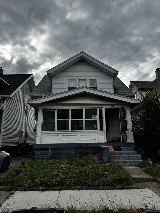 2225 Academy Ave in Toledo, OH - Building Photo