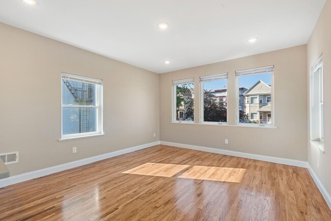 68 W 52nd St, Unit A in Bayonne, NJ - Foto de edificio - Building Photo