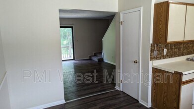 6071 In the Pines Dr SE in Grand Rapids, MI - Building Photo - Building Photo