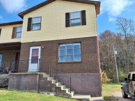 1221 Clear Ridge Ln in Radcliff, KY - Building Photo