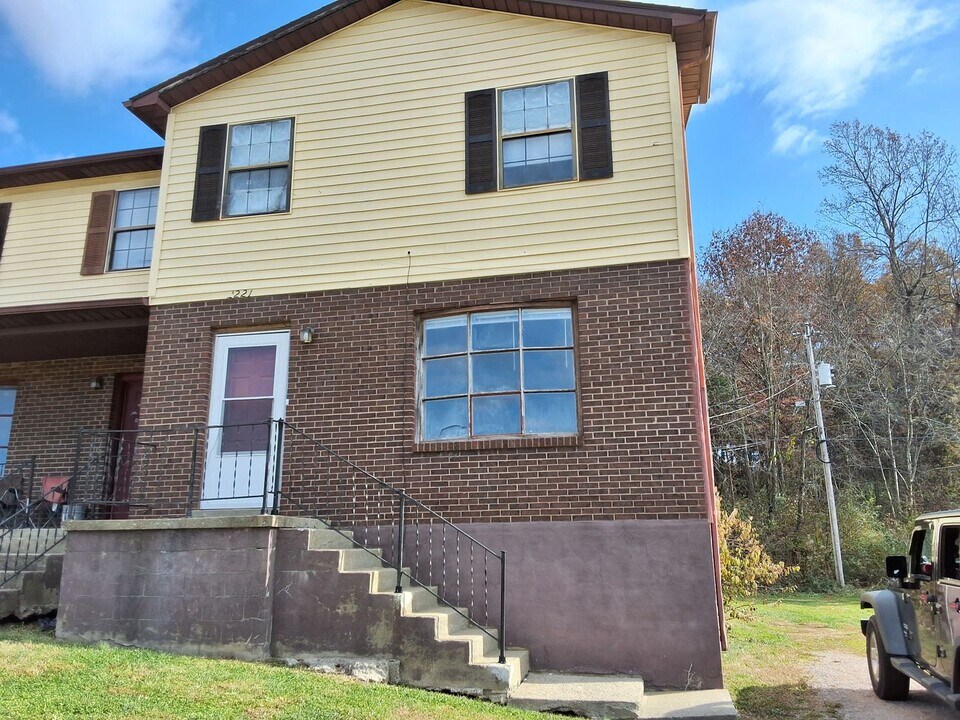 1221 Clear Ridge Ln in Radcliff, KY - Building Photo