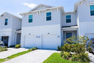 846 SE grovebush Ln in Port St. Lucie, FL - Foto de edificio - Building Photo