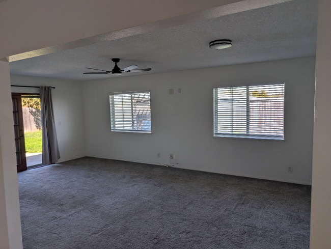 730 Holly Ave, Unit 2401 in Imperial Beach, CA - Foto de edificio - Building Photo