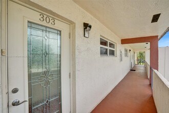 400 S Hollybrook Dr in Pembroke Pines, FL - Building Photo - Building Photo