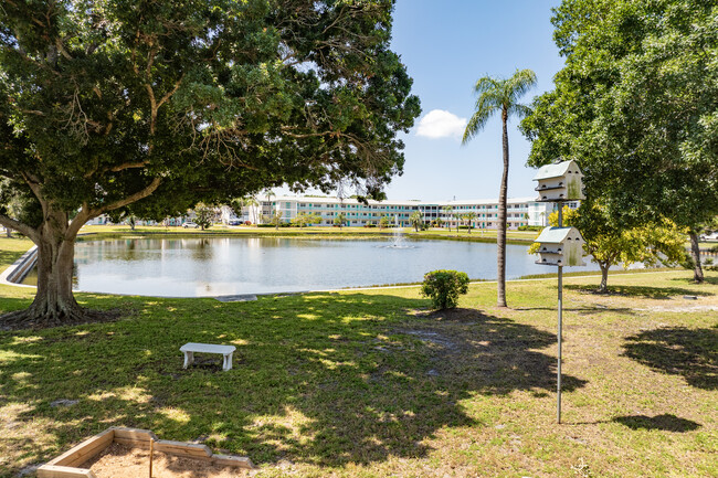 Town Apartments North in St. Petersburg, FL - Building Photo - Building Photo