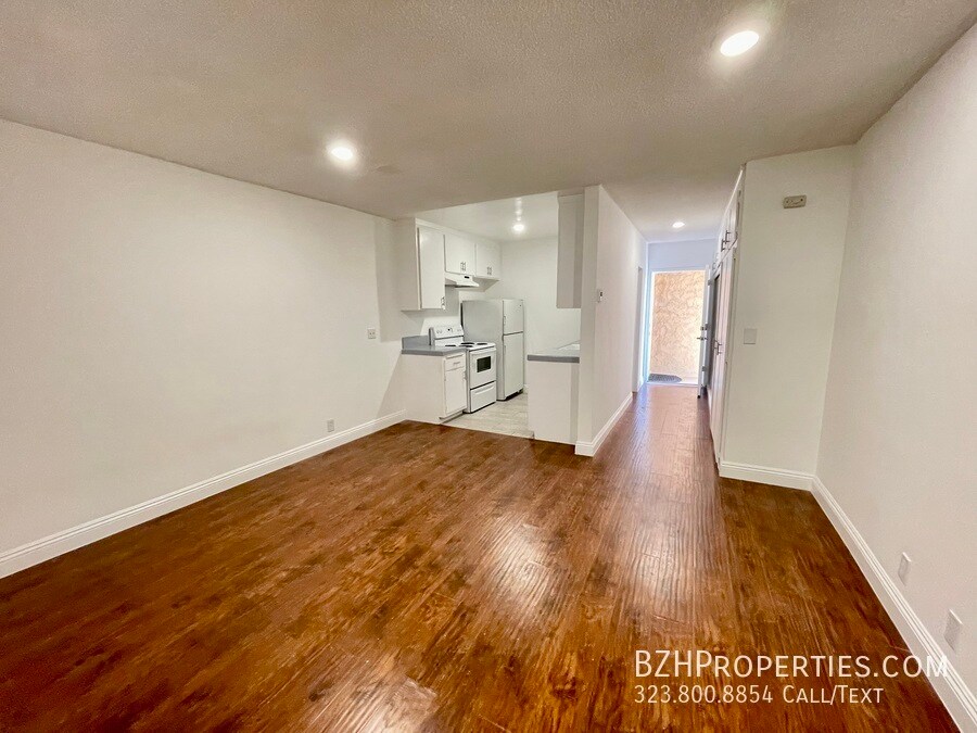 7077 Lanewood Ave in Los Angeles, CA - Building Photo