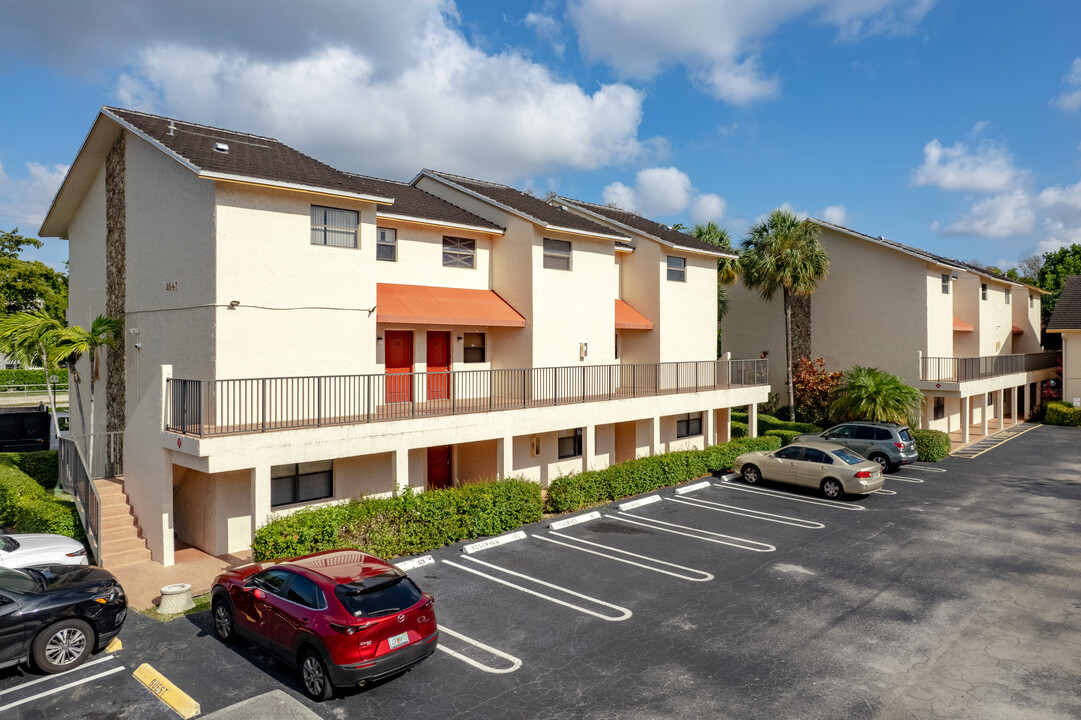 Coral Plaza in Coral Springs, FL - Foto de edificio