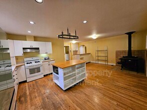 10309 NW Thompson Rd in Portland, OR - Building Photo - Building Photo