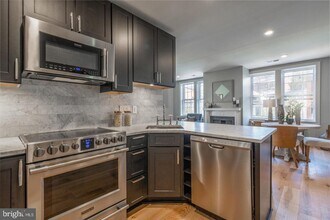 2100 Newport Pl NW in Washington, DC - Building Photo - Building Photo