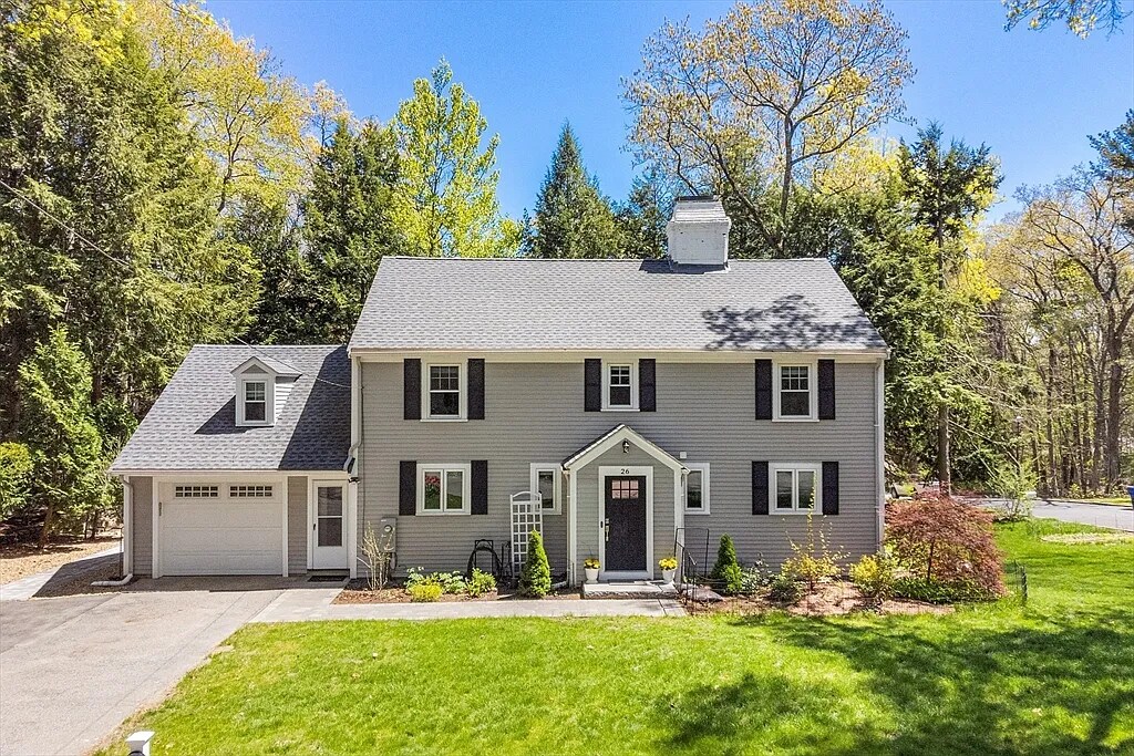 26 Woodridge Rd in Wellesley, MA - Building Photo
