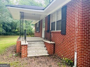 5885 Feldwood Rd in College Park, GA - Building Photo - Building Photo