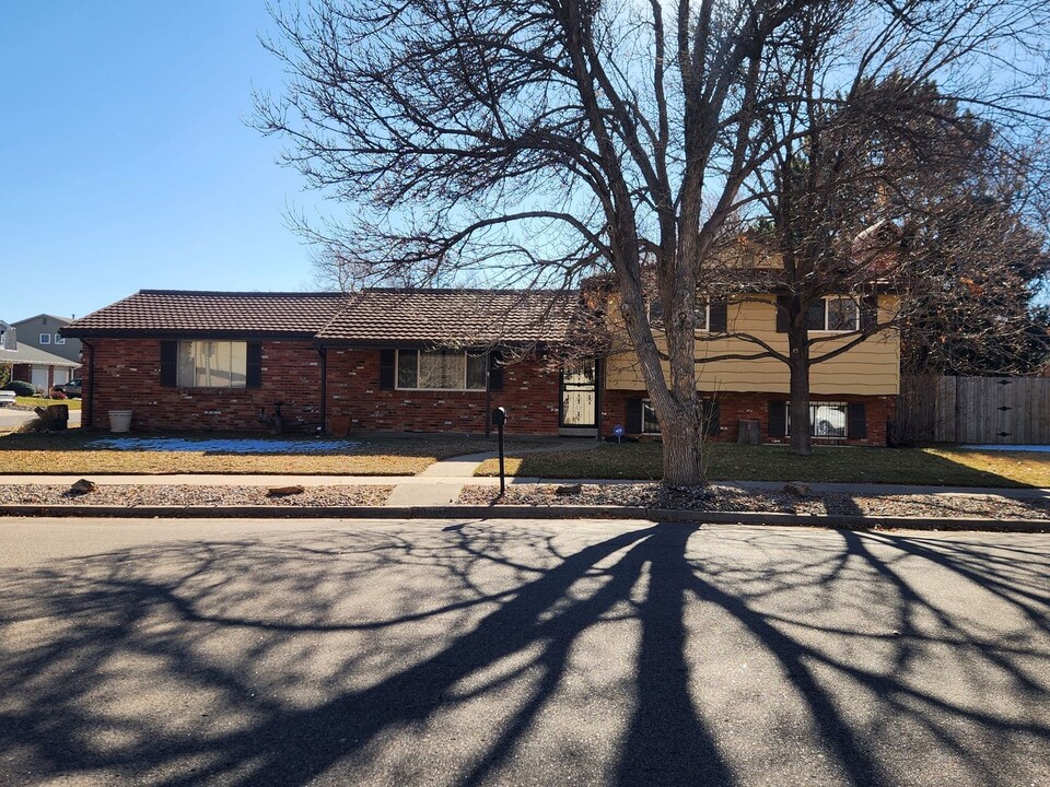 5860 W Lehigh Ave in Denver, CO - Building Photo