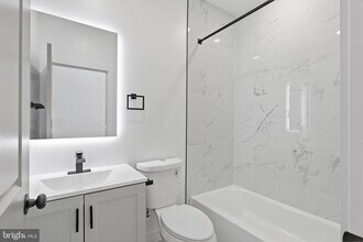 65 Oaktree Dr in Levittown, PA - Building Photo - Building Photo