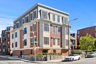 124 Warren St in Boston, MA - Building Photo