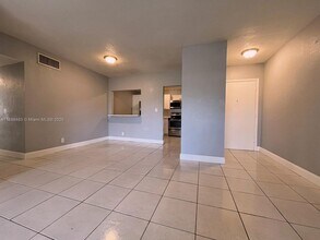 13715 Kendale Lakes Cir in Miami, FL - Building Photo - Building Photo