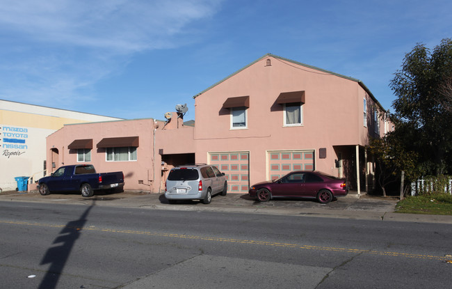 549-573 E San Bruno Ave in San Bruno, CA - Foto de edificio - Building Photo