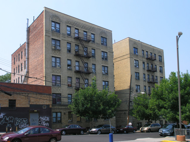 680 E 235th St in Bronx, NY - Building Photo - Building Photo