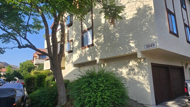 18149 Sundowner Way, Unit 933 in Santa Clarita, CA - Building Photo - Building Photo