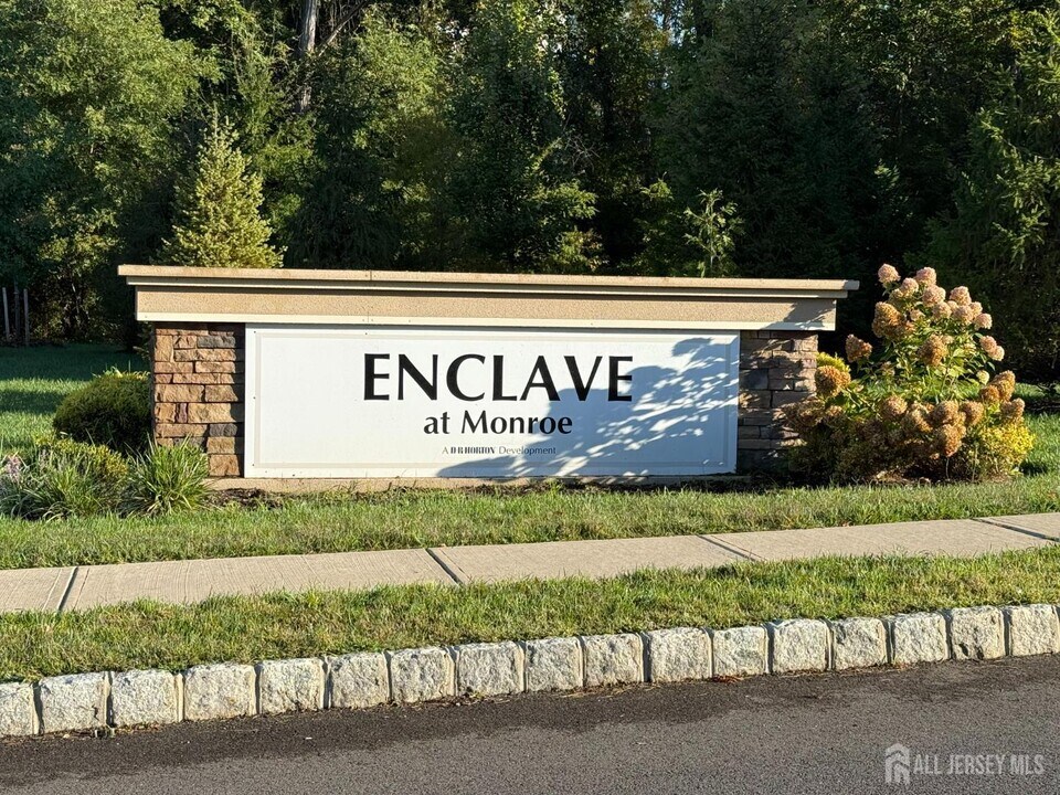 301 Matutina Rd in Monroe Township, NJ - Building Photo