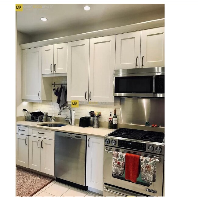 1064 Beacon St, Unit 8 in Brookline, MA - Building Photo - Building Photo