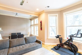 3432 S Giles Ave, Unit 3s in Chicago, IL - Building Photo - Building Photo