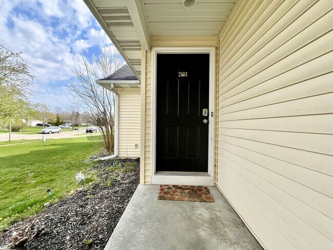 2103-2105 Kinnrow Ave NW in Walker, MI - Foto de edificio - Building Photo