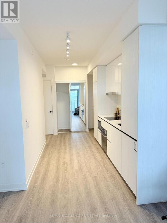 8 Interchange Wy in Vaughan, ON - Building Photo - Building Photo