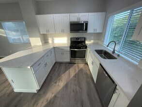 5337 W Falls View Dr in San Diego, CA - Building Photo - Building Photo