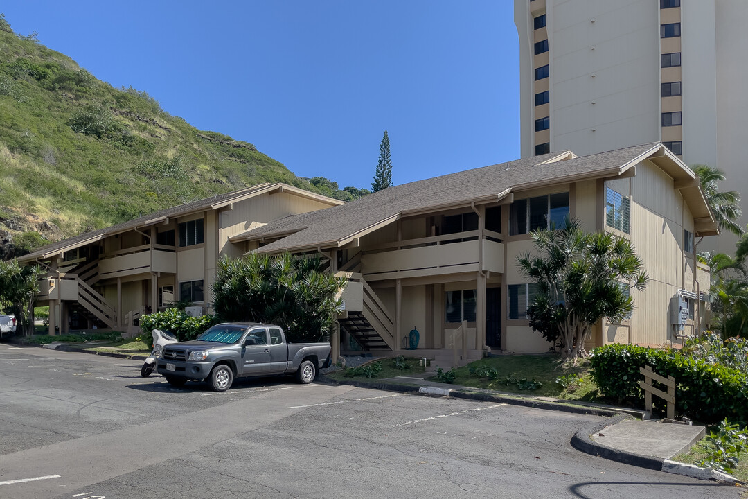 Mariners Village in Honolulu, HI - Building Photo