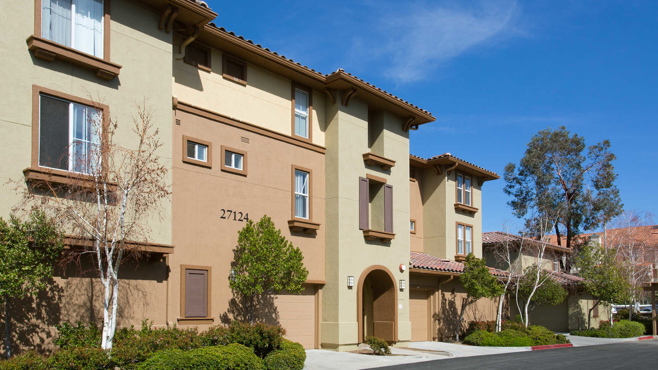 The Oaks in Santa Clarita, CA - Building Photo