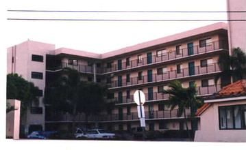 Vista Del Lago in Hialeah, FL - Building Photo - Building Photo