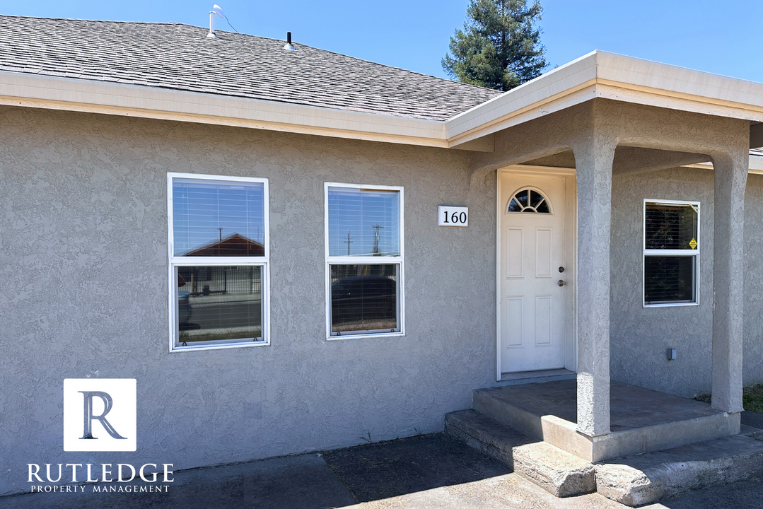 160 S Haskell St in Central Point, OR - Building Photo