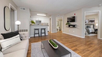 The Enclave at Huntington Woods in Tallahassee, FL - Building Photo - Building Photo