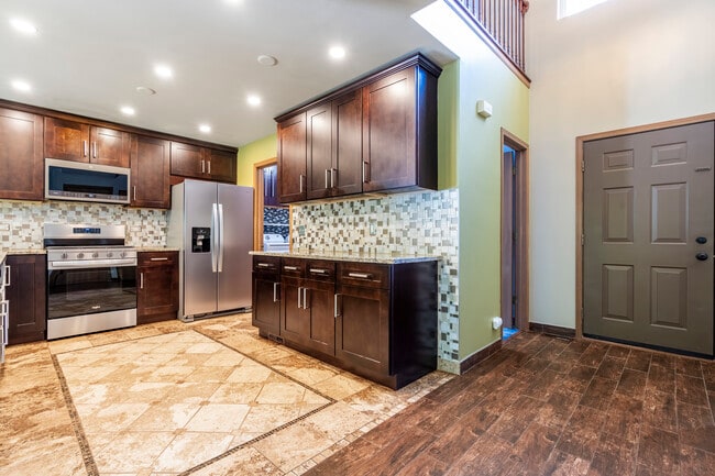 2284 Woodside Dr in Carpentersville, IL - Building Photo - Building Photo