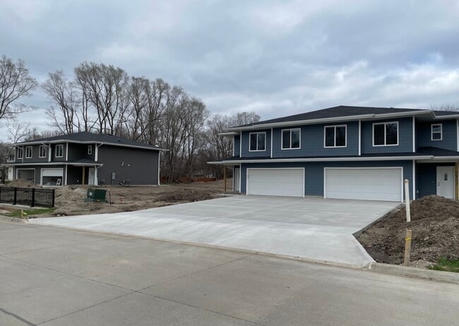 5711 NW 54th Ct in Johnston, IA - Building Photo - Building Photo
