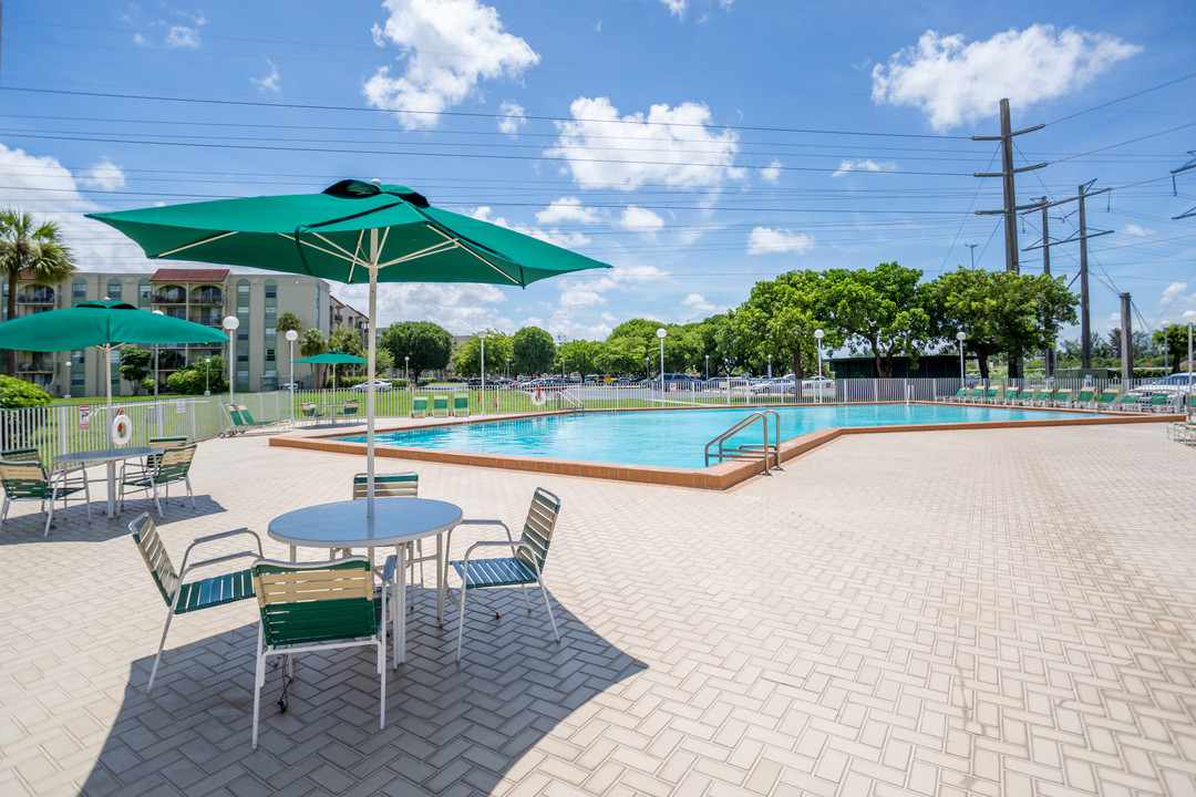 The Birchwoods in Miami, FL - Foto de edificio