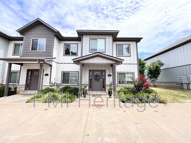 418 NW Retreat Ln in Bentonville, AR - Building Photo