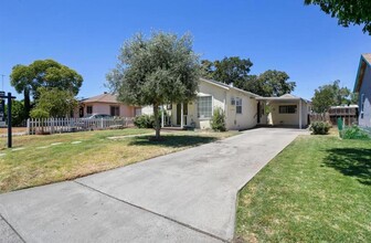 1809 Idalou Ave in Modesto, CA - Building Photo - Building Photo