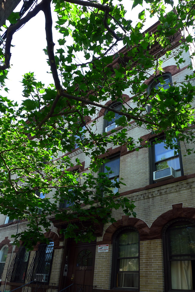 507 Onderdonk Ave in Flushing, NY - Foto de edificio - Building Photo