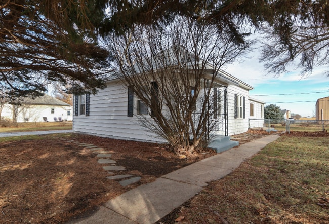 213 Iowa St in Murdock, NE - Foto de edificio - Building Photo