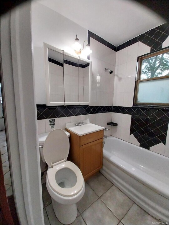282 Whittier Dr in Mastic Beach, NY - Building Photo