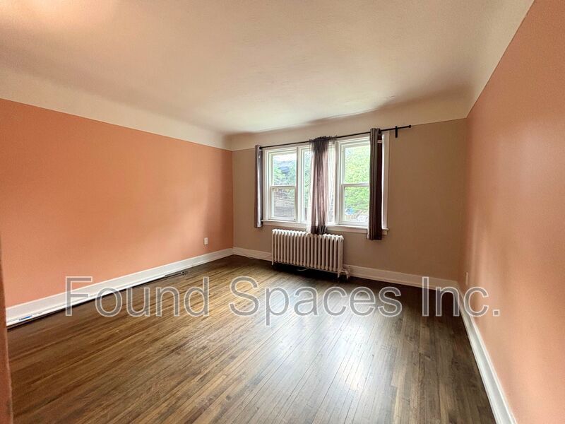 83 East Avenue S in Hamilton, ON - Building Photo
