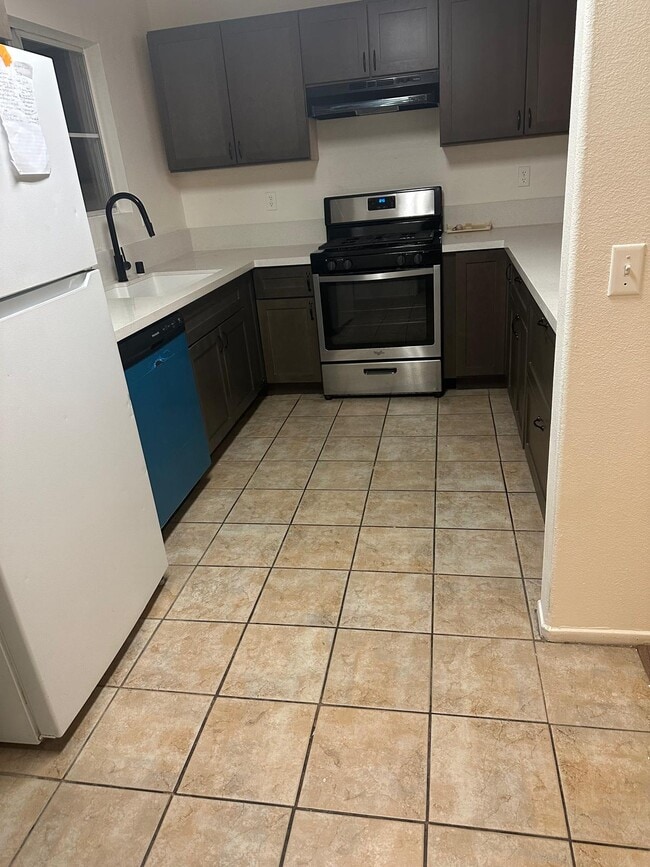 1050 Harbor Heights Dr, Unit A in Los Angeles, CA - Building Photo - Building Photo