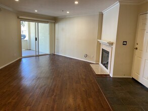 653 Oak Run Trl, Unit 206 in Oak Park, CA - Foto de edificio - Building Photo