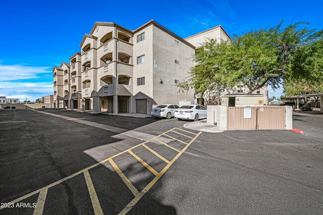 property at 920 E Devonshire Ave