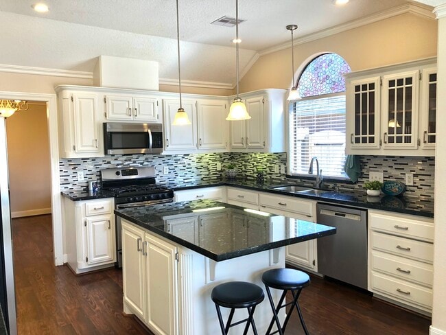 106 Stony Point Ct in Clute, TX - Building Photo - Building Photo