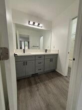 20115 NE Halsey St in Fairview, OR - Foto de edificio - Building Photo