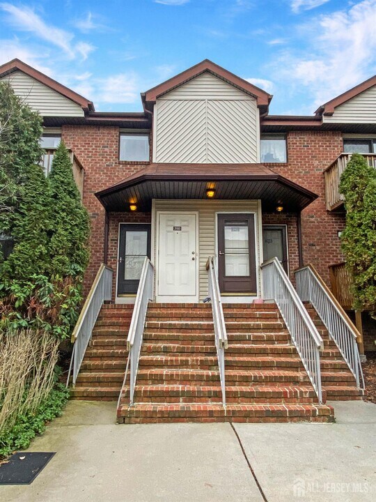 3910 Birchwood Ct in North Brunswick, NJ - Building Photo